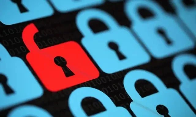 رمز Wi‑Fi بجانب WPA2 في سياق شرح ثغرة KRACK التي تستهدف تشفير الشبكات اللاسلكية وتستدعي تحديث الأجهزة والراوتر.