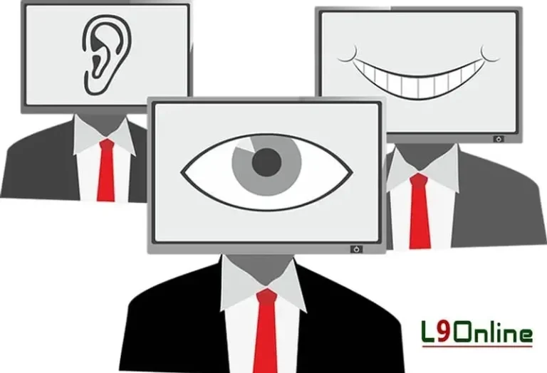 هاتف محمول بجانب لاب توب يظهر صفحة أمنية تتعلق باختراق الكاميرا في سياق التجسس الإلكتروني