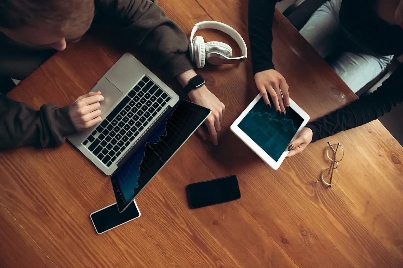 واجهة رقمية بتصميم تقني مرتبطة بمقال يشرح كيفية بناء تطبيق موبايل من الصفر، مع التركيز على التطوير والنشر والاختبار