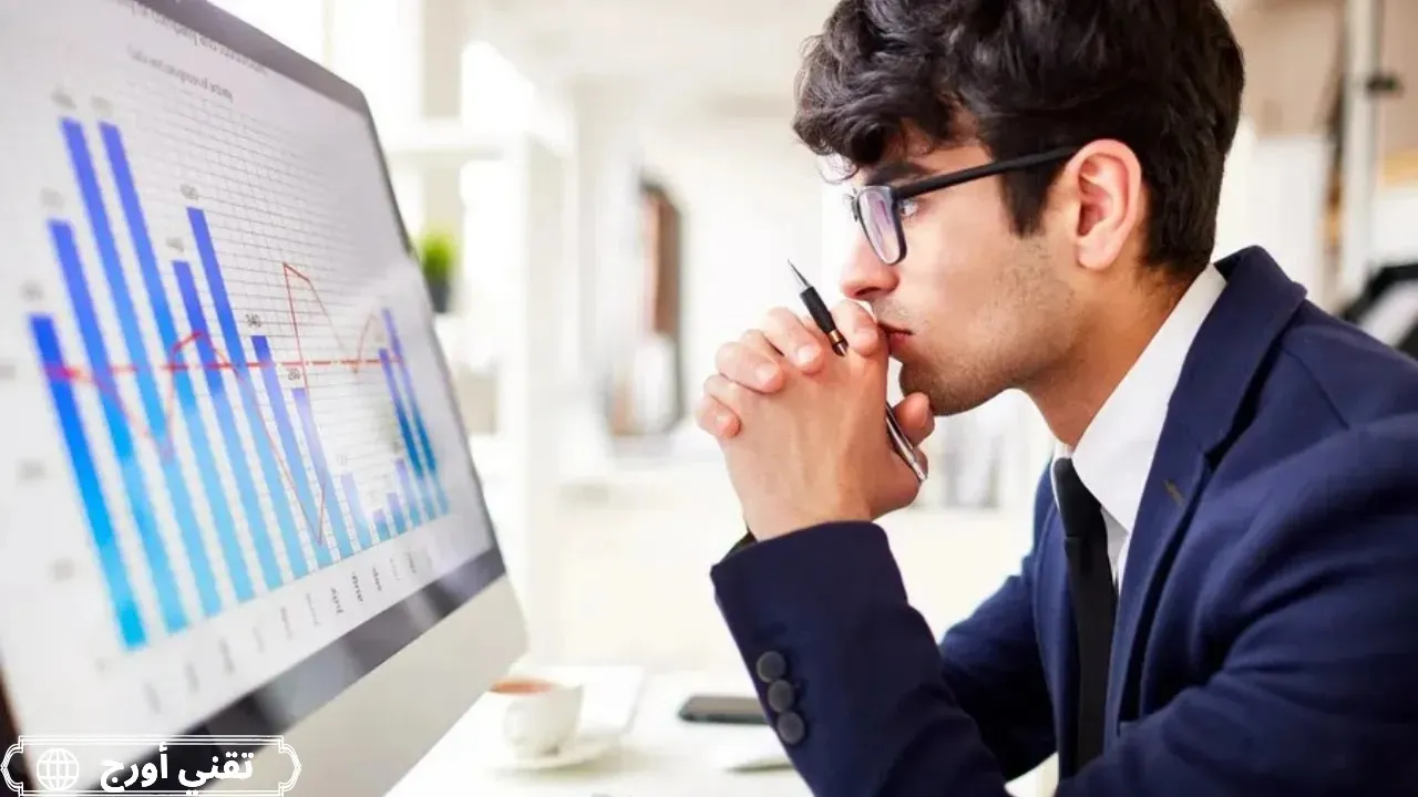 واجهة رقمية بتصميم تقني مرتبطة بمقال يشرح كيفية بناء تطبيق موبايل من الصفر، مع التركيز على التطوير والنشر والاختبار