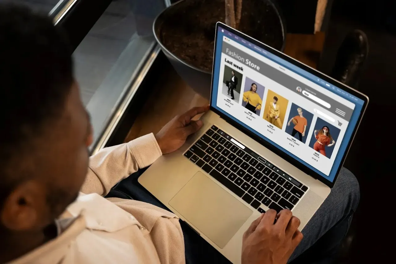 غلاف مقال عربي عن كيفية بناء موقع إلكتروني ناجح باستخدام Shopify، يبرز استراتيجيات التصميم وتحسين محركات البحث وإدارة المتجر.