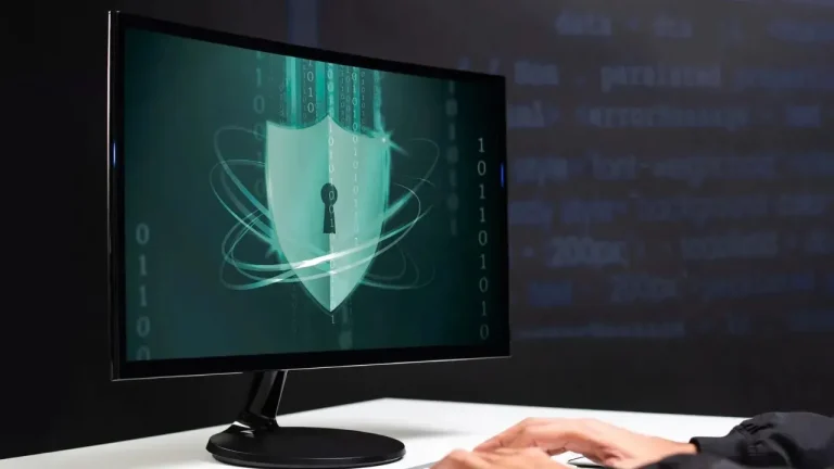 رسم توضيحي يبرز أدوات تأمين البيانات على الإنترنت مثل كلمات المرور المعقدة، شبكات VPN، وحدات التحقق الثنائي، في سياق تزايد المخاطر الرقمية والتطور التقني في 2026.