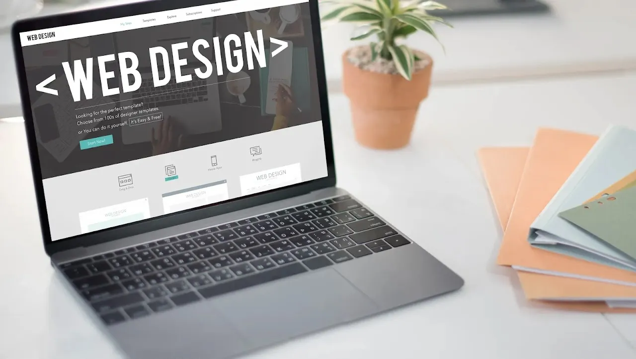 واجهة تصميم ويب حديثة تعرض شاشة هاتف وحاسوب مع عناصر رقمية متصلة، بما ينسجم مع مقال اتجاهات تصميم الويب لعام 2025