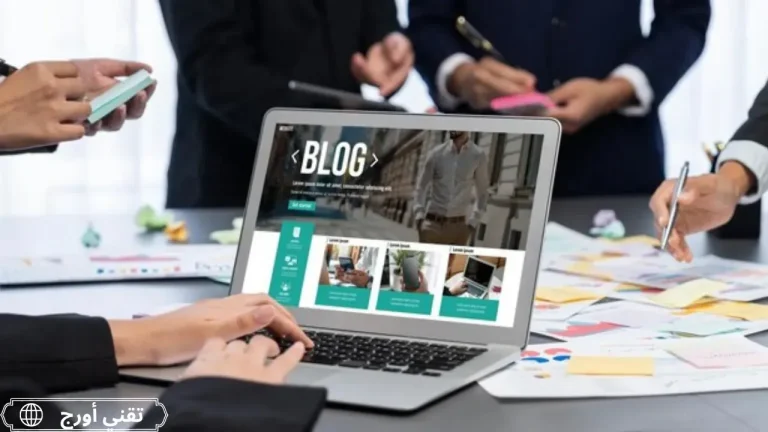 رسم مبسط يعرض المرحلة من اختيار النيتش واسم النطاق إلى تحسين الـ SEO وطرق تحقيق الدخل من المدونة مثل جوجل أدسنس والتسويق بالعمولة
