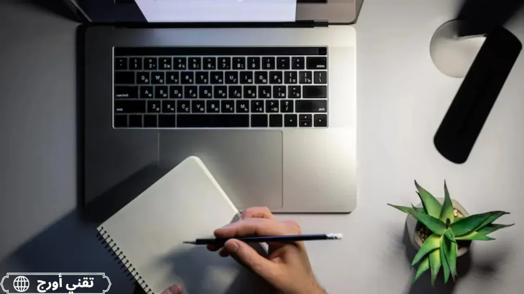 إنفوجرافيك مزود بعناوين ونقاط رقمية توضح خطوات كتابة محتوى جذاب مثل معرفة الجمهور، صياغة عنوان لافت، وتنسيق المقال بطريقة تسهل القراءة، في سياق مدونة عربية تركز على التدوين الناجح وتحسين جودة المحتوى لزيادة الزوار.