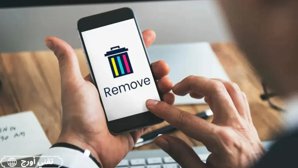 شاشة إعدادات هاتف أندرويد تُظهر قائمة التطبيقات مع خيار عرض التطبيقات النظامية والملصقات الخاصة بحذف التطبيقات المخفية لتوضيح خطوات الإزالة الواردة في المقال