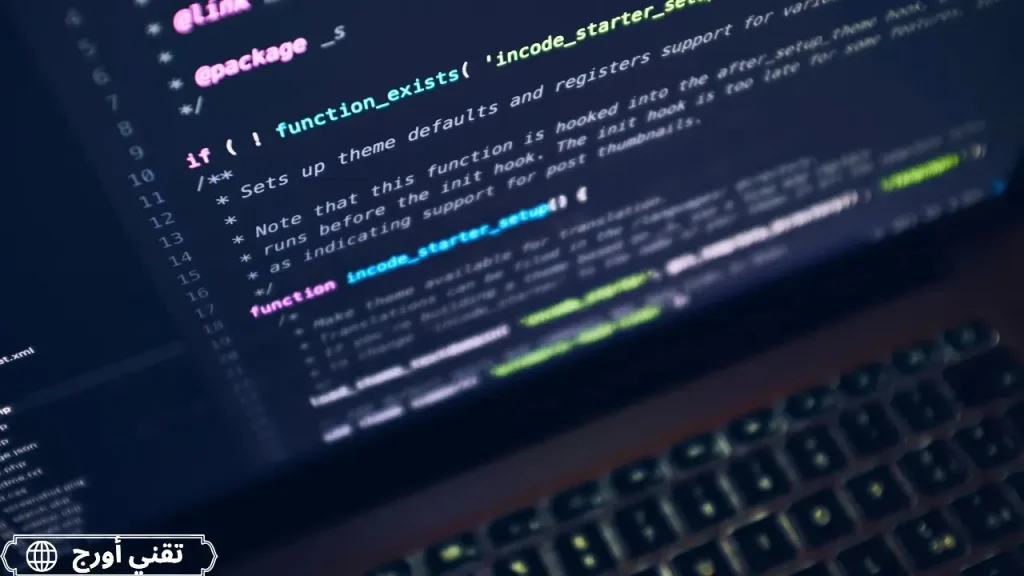 لوحة شعارية تحتوي على عناصر تصميم واجهة المستخدم ورسوم بيانية مبسطة تعبر عن تحسين تجربة الموقع وسرعة التحميل في سياق أخطاء تصميم المواقع