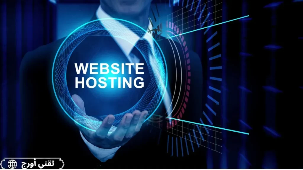 مخطط توضيحي يقارن بين استضافة الويب المشتركة والسحابية من حيث استخدام الموارد، السرعة، الأمان، والعوامل التي تجعل كلا النوعين مناسبًا لمشروعات مواقع صغيرة ومتوسطة وكبيرة